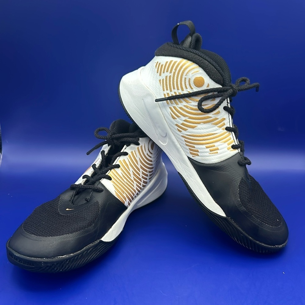 Nike Boys Team Hustle AQ4224-004 Black White Basketball Shoes Sneakers Sz 5.0 Y